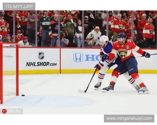 NHL常规赛激战芝加哥黑鹰全力阻击强势埃德蒙顿油人争锋冰场